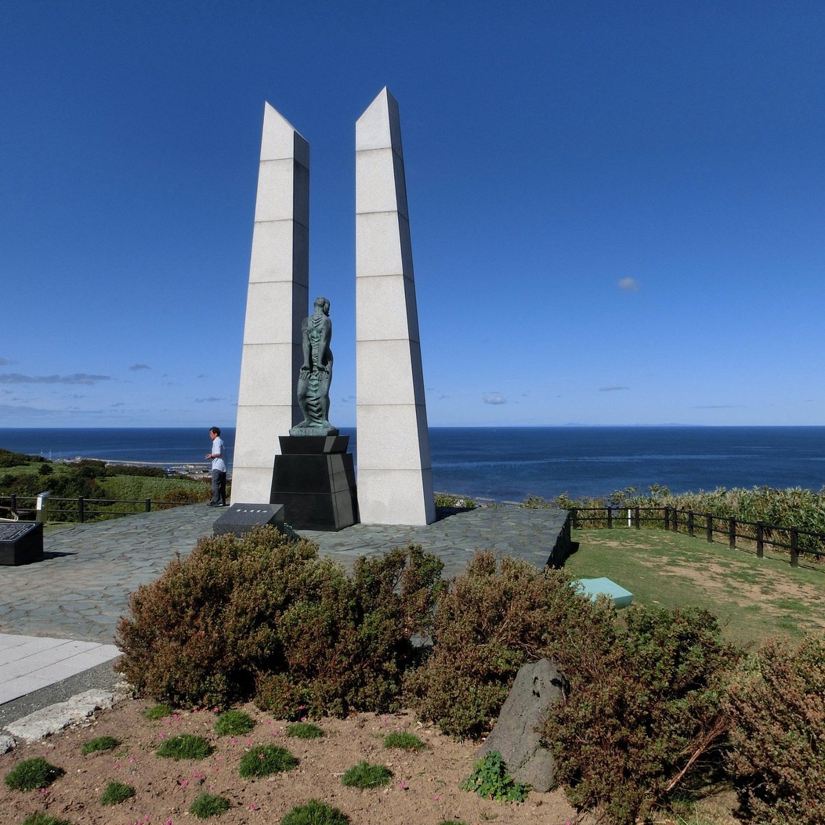 ⛩️ 빙설의 문 가라후토 도민 위령비 (효세츠노몬 가라후토 도민 이레이히)